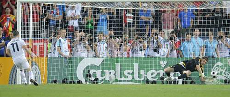 Euro 2008 (42).jpg - Spain's goalkeeper Iker Casillas (R) saves a shot from Italy's Antonio Di Natale during the penalty shoot-out of their Euro 2008 quarter-final soccer match at Ernst Happel stadium in Vienna, June 22, 2008.